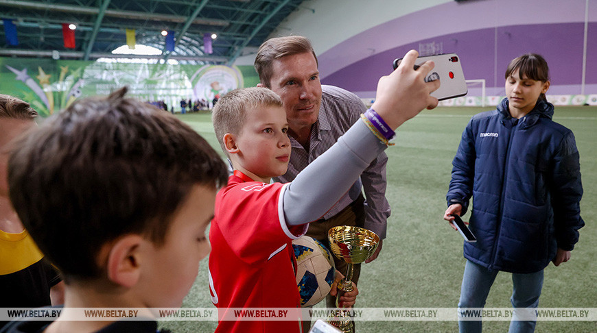 Александр Глеб с юными футболистами. Фото из архива