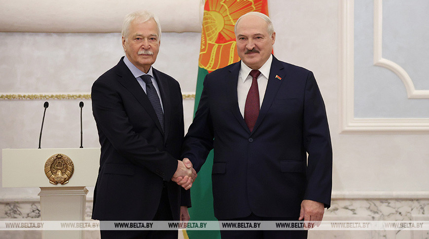 Чрезвычайный и Полномочный Посол России в Беларуси Борис Грызлов и Президент Беларуси Александр Лукашенко