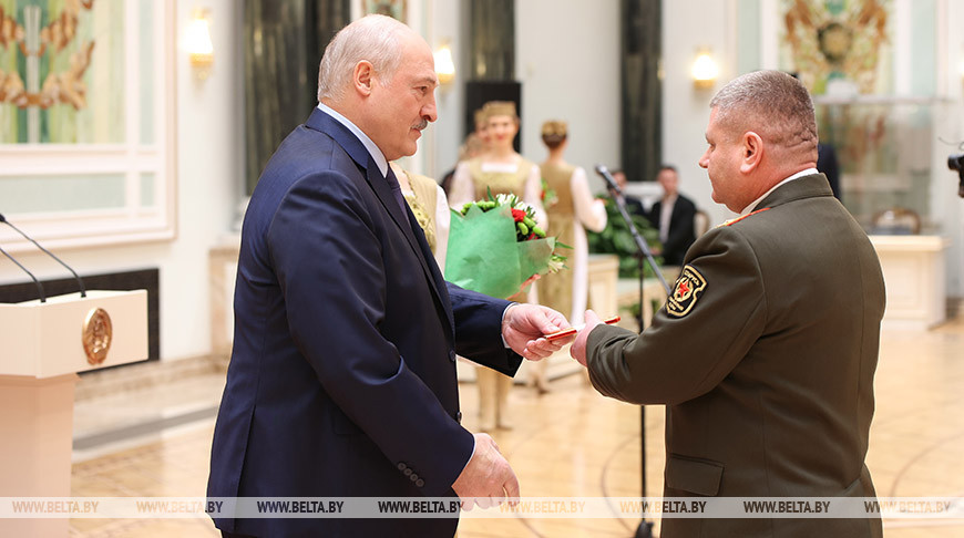 Александр Лукашенко вручает погоны генерал-майора заместителю командующего войсками Западного оперативного командования Александру Басу