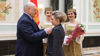 Александр Лукашенко вручает орден Матери Ольге Климчук