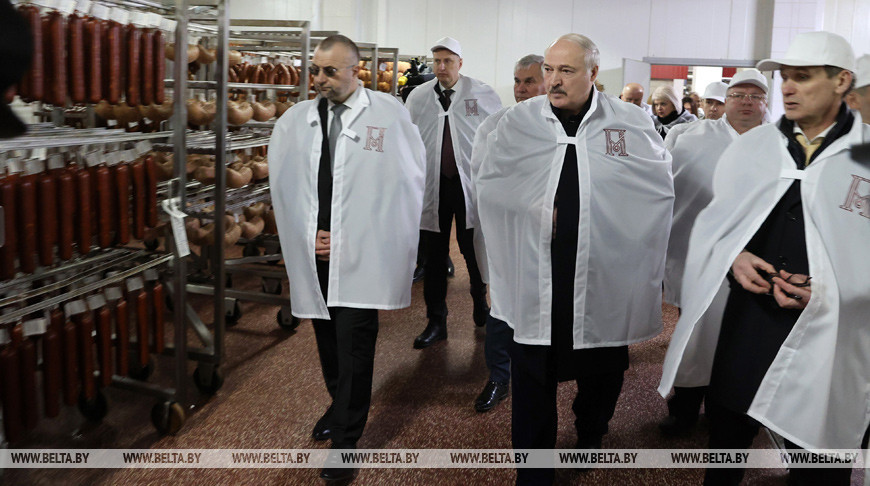 Александр Лукашенко во время посещения мясокомбината