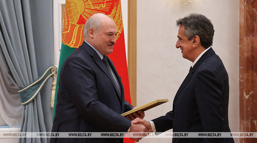 Александр Лукашенко вручает премию Сергею Терехову