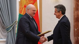 Александр Лукашенко вручает премию Сергею Терехову