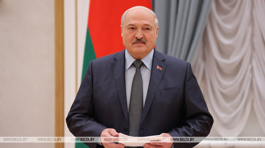 Александр Лукашенко вручает премию Олегу Кораблеву