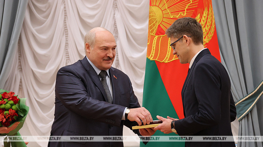 Александр Лукашенко вручает премию Дмитрию Сикорскому