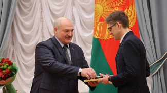 Александр Лукашенко вручает премию Дмитрию Сикорскому