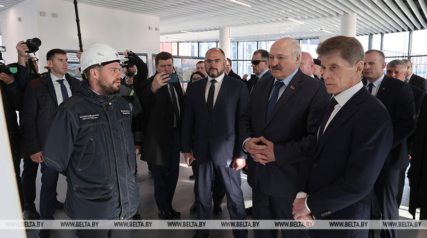 Александр Лукашенко посещает первый объект - строительство общеобразовательного театрально-музейного комплекса (хореографического училища)