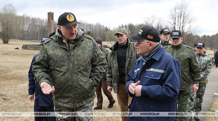 Александр Лукашенко во время посещения государственного мемориального комплекса "Хатынь"