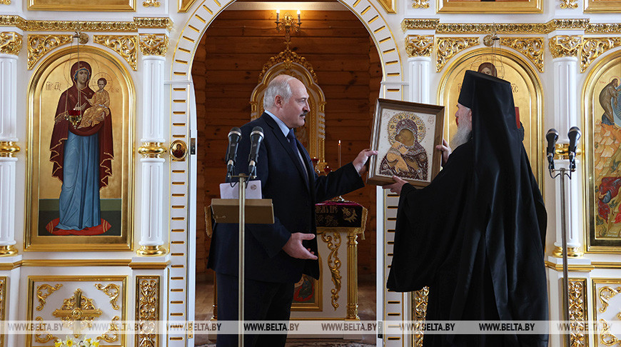 Александр Лукашенко передал в дар храму Преображения Господня в городском поселке Копысь икону