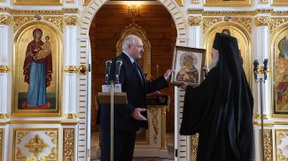Александр Лукашенко передал в дар храму Преображения Господня в городском поселке Копысь икону