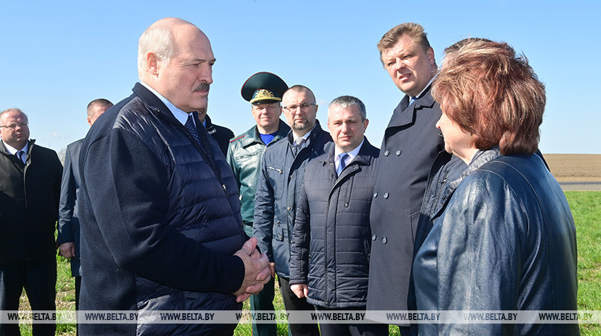 Александр Лукашенко во время рабочей поездки в Чечерский район