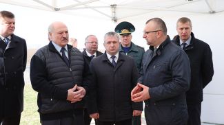 Александр Лукашенко во время посещения Чечерского района