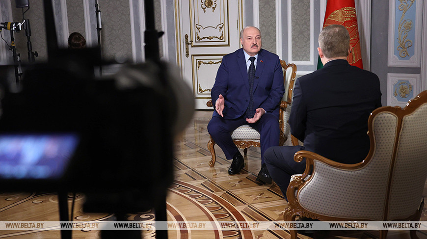 Александр Лукашенко во время интервью