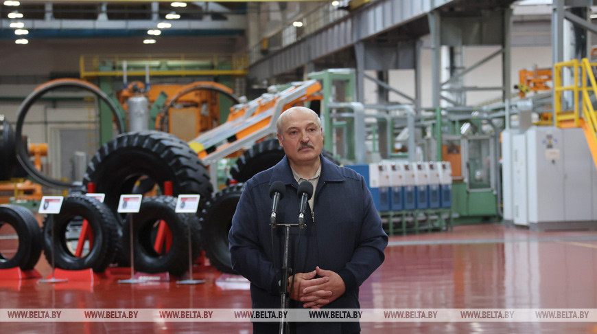 Александр Лукашенко во время общения с работниками ОАО "Белшина"