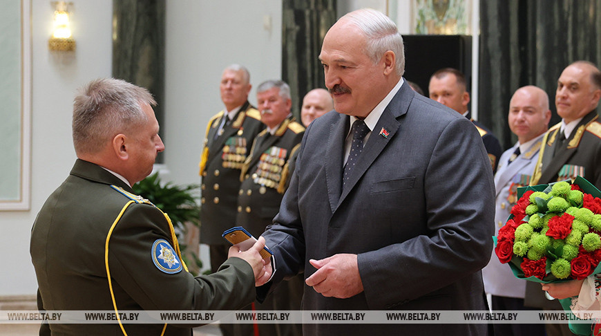 Александр Лукашенко вручил погоны генерал-майора заместителю командующего Военно-воздушными силами и войсками противовоздушной обороны Дмитрию Михолапу