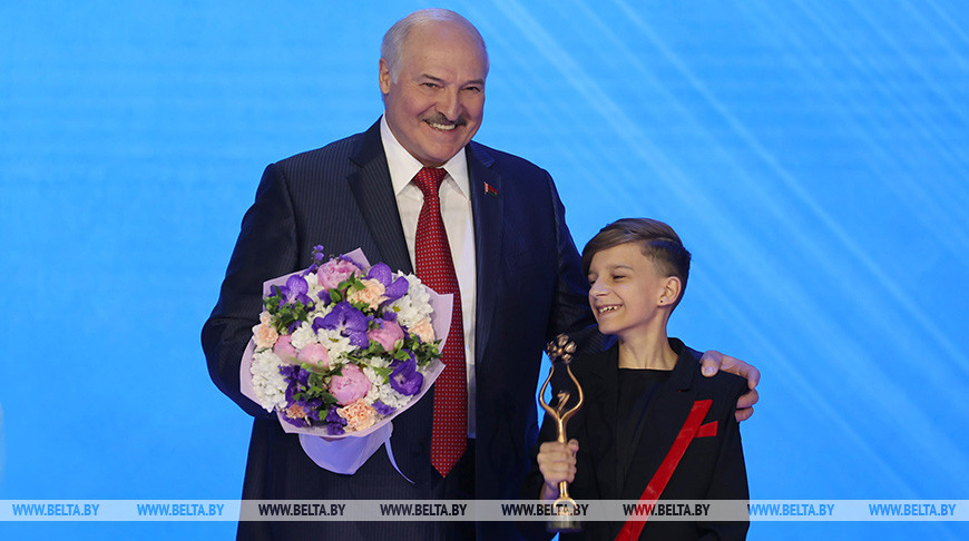 Александр Лукашенко вручает Гран-при детского конкурса "Славянского базара" белорусу Елисею Касичу