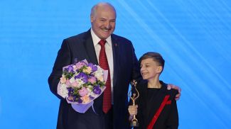 Александр Лукашенко вручает Гран-при детского конкурса &quot;Славянского базара&quot; белорусу Елисею Касичу