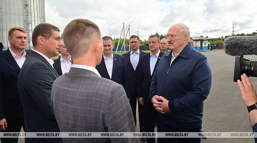 Александр Лукашенко во время посещения сельскохозяйственного филиала ОАО "Минскоблагросервис"