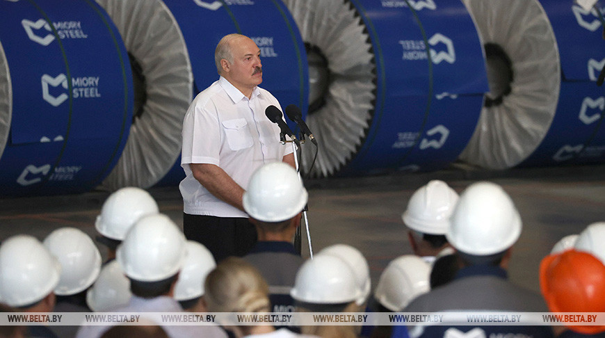 Александр Лукашенко во время общения с работниками предприятия