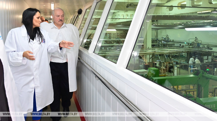 Александр Лукашенко во время посещения Минского молочного завода №1