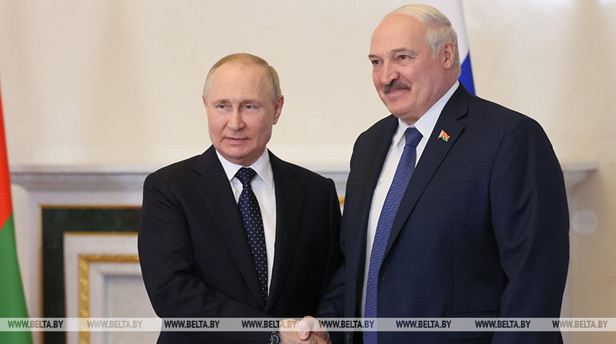 Владимир Путин и Александр Лукашенко во время встречи в Санкт-Петербурге в 25 июня 2022 года