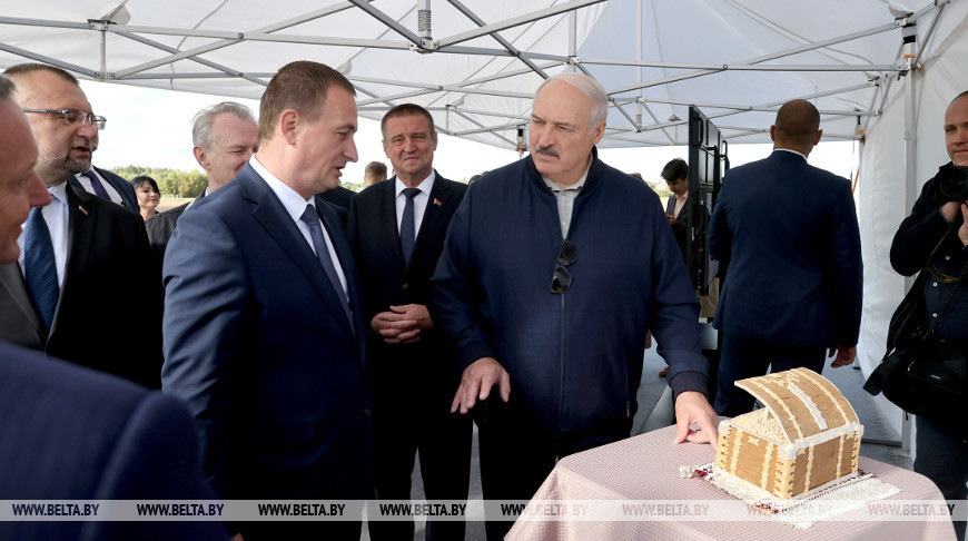 Александр Лукашенко во время посещения агрокомбината "Дзержинский"