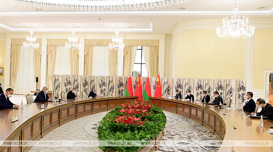Президент Беларуси Александр Лукашенко и Председатель Китайской Народной Республики Си Цзиньпин встретились в Самарканде, куда лидеры стран прибыли для участия 15-16 сентября в саммите Шанхайской организации сотрудничества