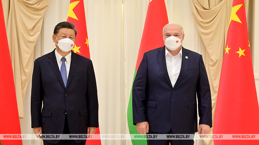 Президент Беларуси Александр Лукашенко и Председатель Китайской Народной Республики Си Цзиньпин встретились в Самарканде, куда лидеры стран прибыли для участия 15-16 сентября в саммите Шанхайской организации сотрудничества