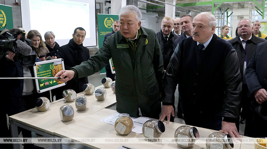 Александр Лукашенко во время посещения БНБК