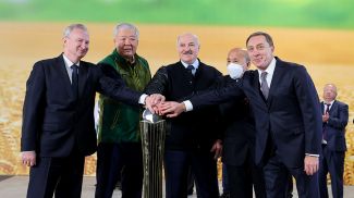 Президент Беларуси Александр Лукашенко принял участие в церемонии официального запуска производства комбикормов и аминокислот Белорусской национальной биотехнологической корпорации в Пуховичском районе