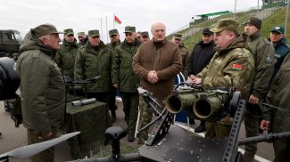 Александр Лукашенко во время посещения общевойскового полигона Обуз-Лесновский в Брестской области