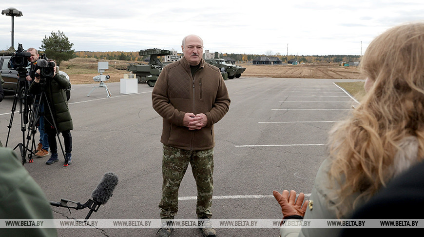 Александ Лукашенко во время общения с журналистами на общевойсковом полигоне Обуз-Лесновский в Брестской области 21 октября 2022 года