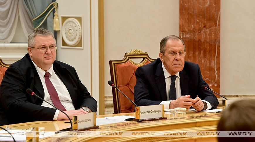 Заместитель председателя правительства России Алексей Оверчук и глава российского внешнеполитического ведомства Сергей Лавров
