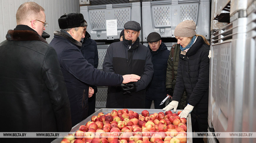 Роман Головченко во время посещения УП "Партизанское"