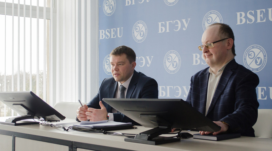 Дмитрий Ярошевич (слева). Фото Министерства экономики