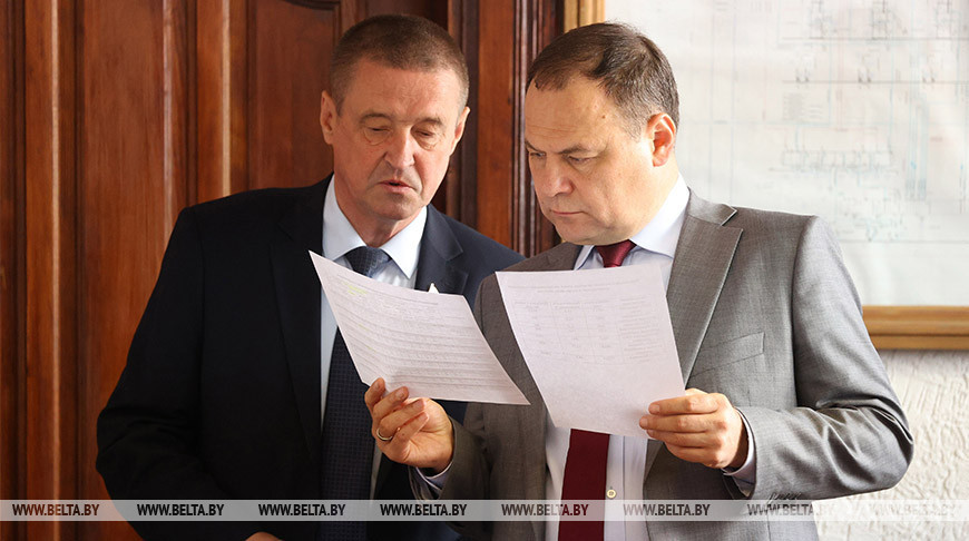 Заместитель премьер-министра Леонид Заяц и премьер-министр Роман Головченко