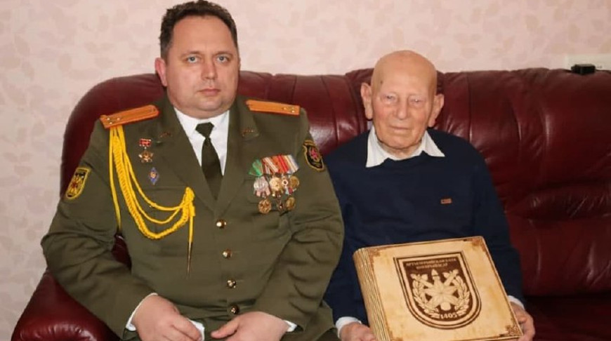 Во время поздравления Ивана Назаренко (справа). Фото Министерства обороны