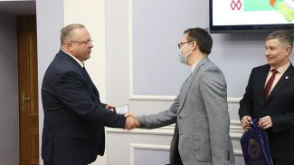 Председатель Комитета государственного контроля Василий Герасимов вручает удостоверения