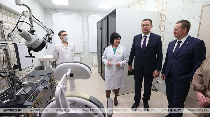 Министр здравоохранения Дмитрий Пиневич, председатель Миноблисполкома Александр Турчин осматривают детскую поликлинику в Жодино
