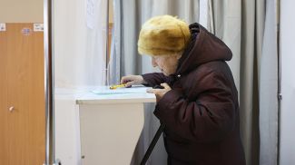 Ветеран Великой Отечественной войны Лидия Волкова на участке для голосования
