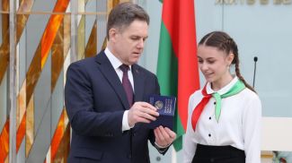 Игорь Петришенко вручает паспорт Валерии Белоусовой