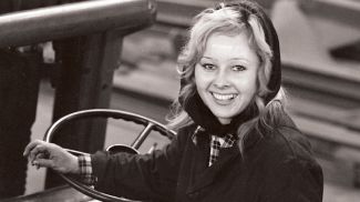 Комсомолка Лилия Барташевич освоила смежную специальность – водителя автокара. 29 июня 1977 г.