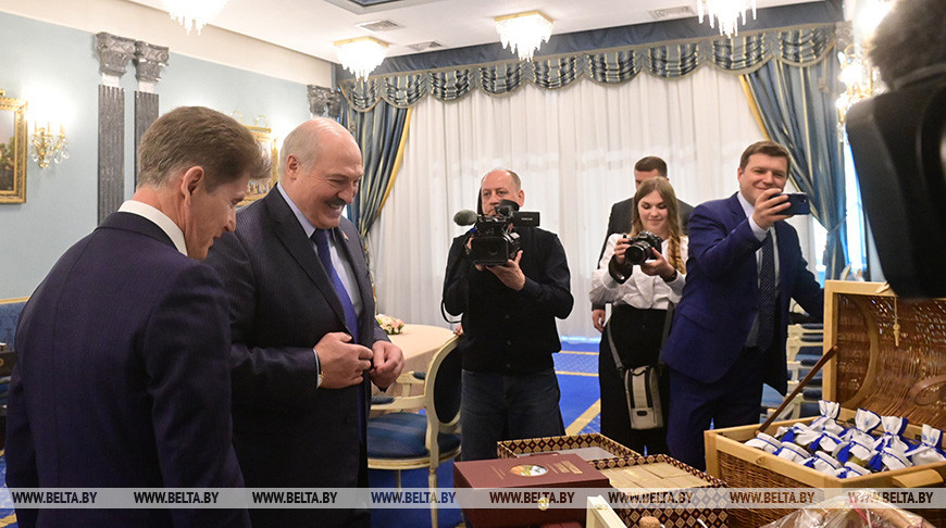 Александр Лукашенко и Олег Кожемяко во время обмена подарками