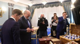 Александр Лукашенко и Олег Кожемяко во время обмена подарками