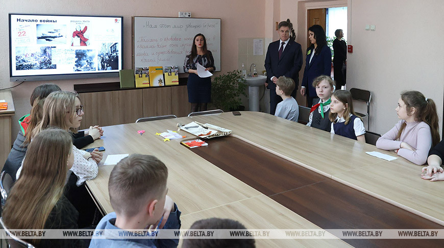Игорь Петришенко во время посещения гимназии №3 Бобруйска