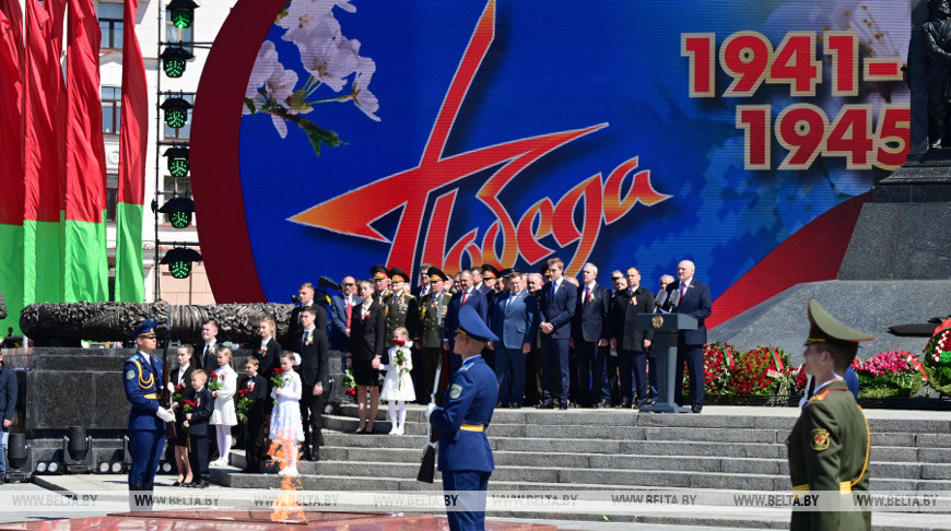 Александр Лукашенко во время церемонии на площади Победы. Фото из архива