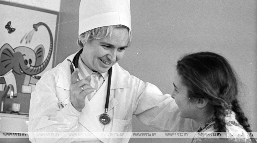 Врач гастроэнтерологического отделения кандидат медицинских наук Галина Щекина с юной пациенткой, 1978 год