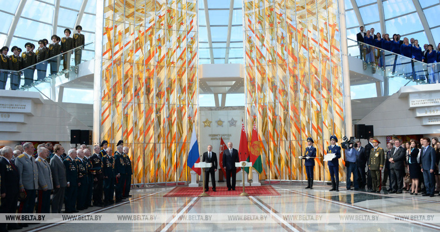 Президенты Беларуси и России Александр Лукашенко и Владимир Путин посещают новое здание Белорусского государственного музея истории Великой Отечественной войны в Минске, 2014 год