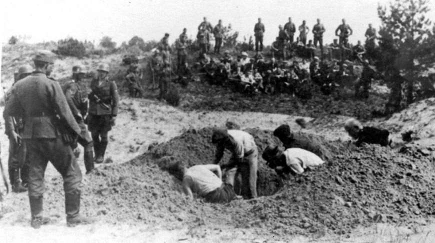Солдаты из айнзацкоманды наблюдают, как евреи роют себе могилу перед расстрелом. Фото из открытых интернет-источников