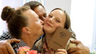 Игорь и Наталья Крилович поздравляют дочь Дарью с окончанием Городокского аграрно-технического колледжа. Фото Александра Хитрова